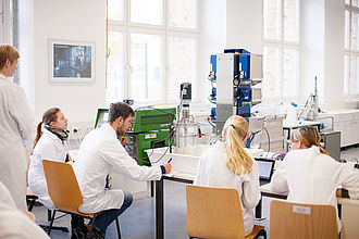 Studierende arbeiten im Labor 