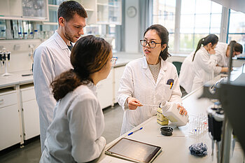 Studierende im Labor