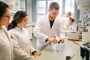Studierende im Labor