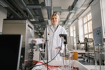 Studentin im Labor